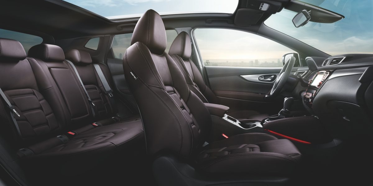 Nissan QASHQAI, салон крупным планом — сиденья в едином стиле с отделкой из дубленой кожи сливового оттенка премиум-класса