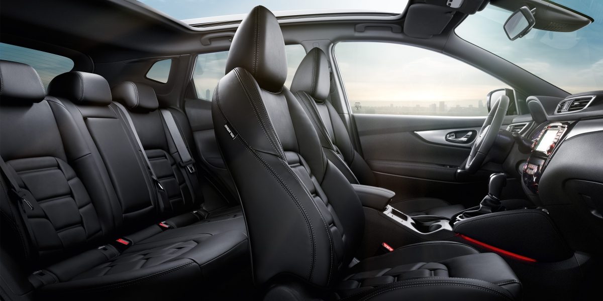 Nissan QASHQAI, салон крупным планом — сиденья в едином стиле с отделкой из черной дубленой кожи премиум-класса