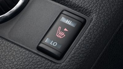 Nissan X-TRAIL: кнопка подогрева сидений крупным планом